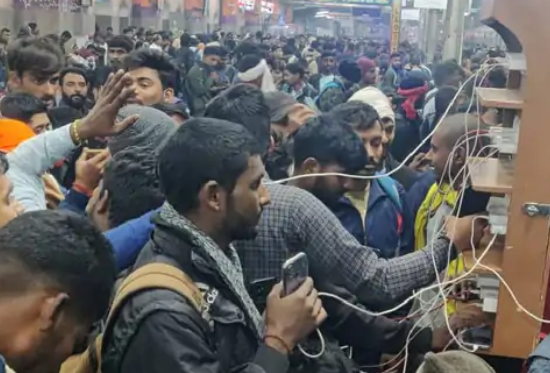 सिपाही भर्ती परीक्षा के दूसरे दिन चारबाग रेलवे स्टेशन पर काफी भीड़ रही