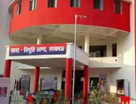विभूतिखंड थाने में तैनात सात नामजद और 12 पुलिसकर्मियों के खिलाफ क्रॉस एफआईआर हुई