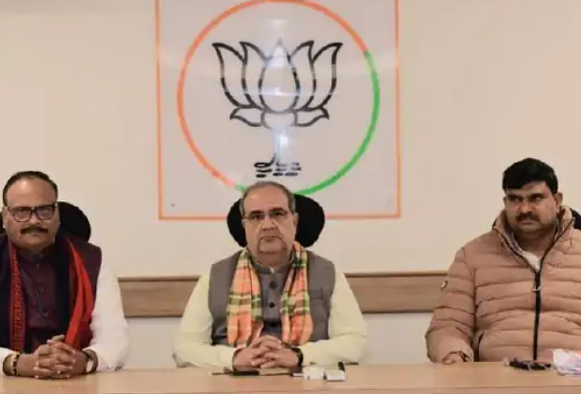 उत्तर प्रदेश के उप मुख्यमंत्री ब्रजेश पाठक ने समाजवादी पार्टी पर निशाना साधा
