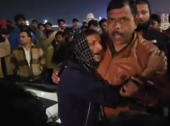 गोमती रिवर फ्रंट के पास अपनी बाइक लगाकर गोमती नदी में छलांग लगा दी एक युवक ने