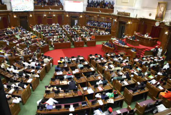 योगी सरकार ने शनिवार को दोनों सदनों में लिफ्ट एंड एस्केलेटर बिल चर्चा के बाद ध्वनि मत से पास हो गया