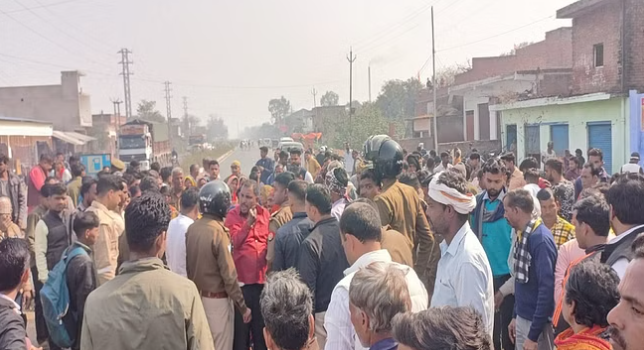 मैनपुरी रोड पर दर्दनाक हादसा, मैक्स गाड़ी ने रौंदे बाइक सवार, मामा की मौत; भांजा घायल