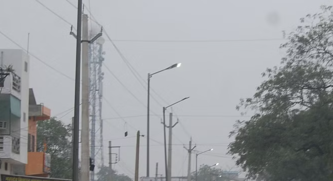 मैनपुरी में स्ट्रीट लाइटों में बड़ा फर्जीवाड़ा, सीडीओ के स्थानांतरण के बाद दबा दी गई फाइल, डीपीआरओ के पास नहीं है कोई जवाब