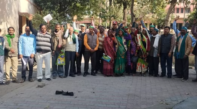 पीलीभीत में गन्ना क्रय केंद्रों पर घटतौली के विरोध में किसानों का प्रदर्शन