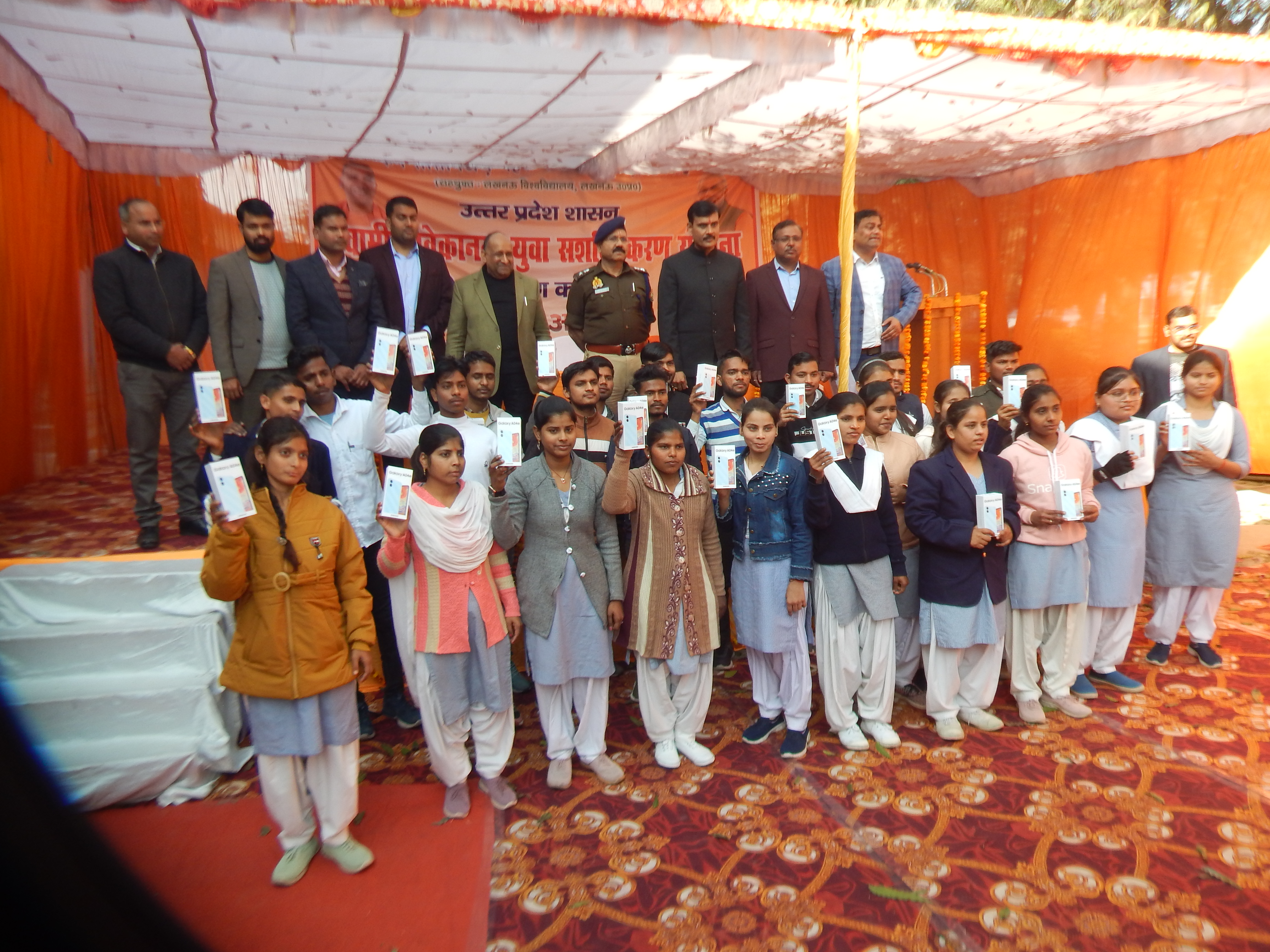 हरदोई: स्मार्ट फोन योजना विद्यार्थियों को डिजिटली सशक्त बनाने के लिए लायी गयी हैः-डी0एम0