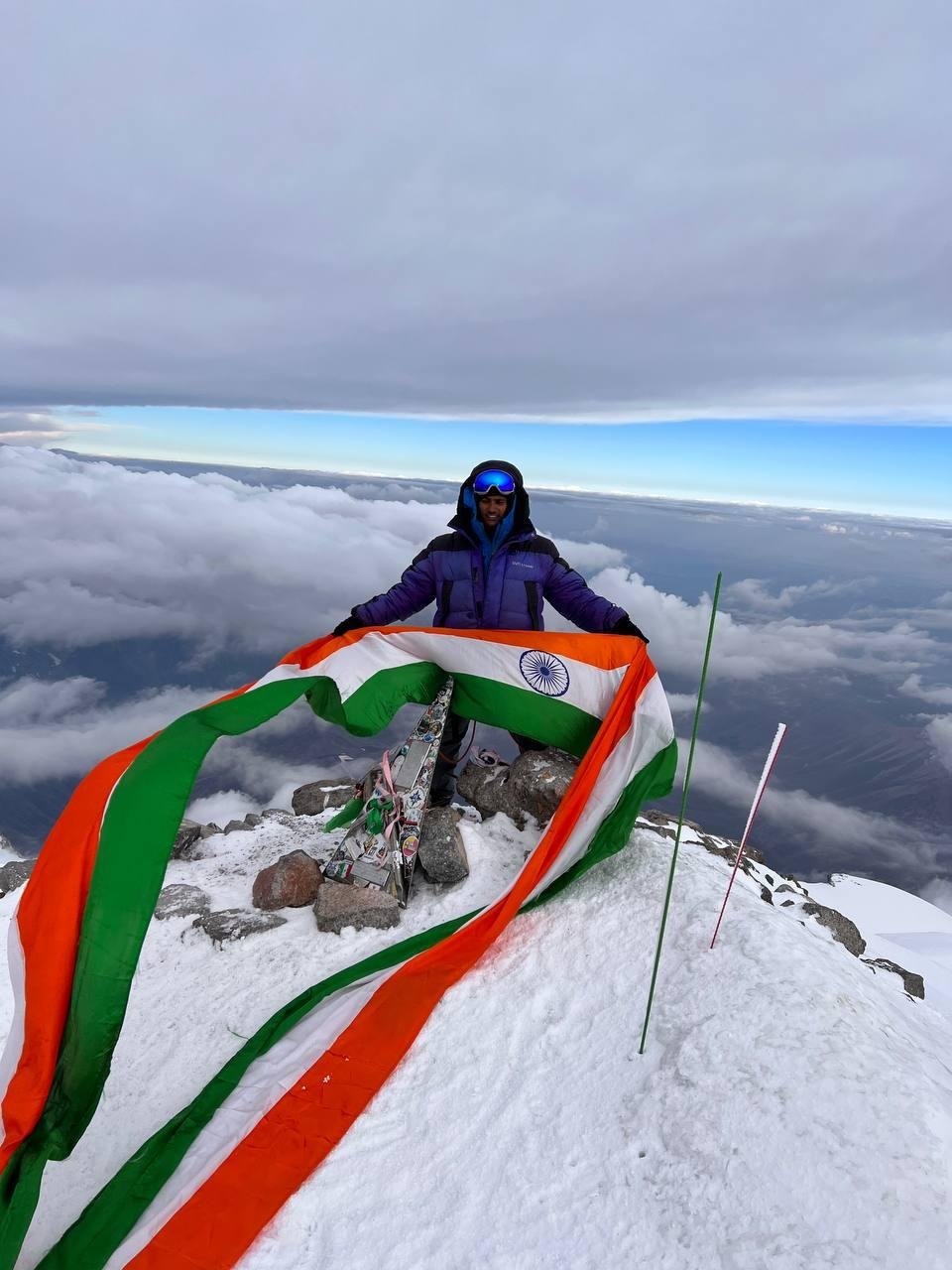हरदोई:अफ्रीका महाद्वीप की सबसे ऊंची चोटी पर पर्वतारोही अभिनीत ने फहराया तिरंगा75 वें गणतंत्र दिवस पर में 75 फीट का तिरंगा माउंट किलिमंजारो की चोटी पर फहराया।