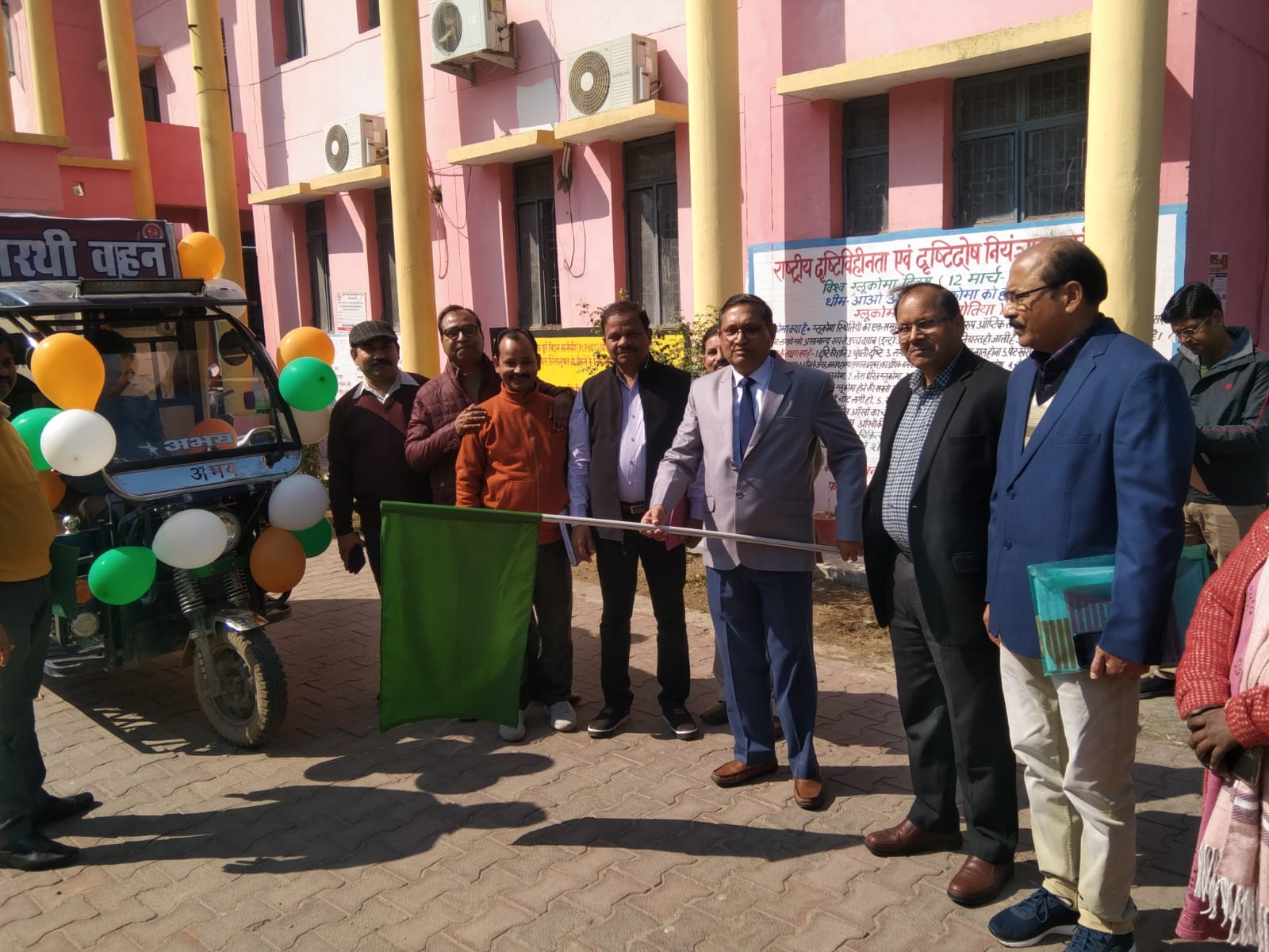 फर्रुखाबाद:शहरी क्षेत्र में परिवार नियोजन की अलग जगाने निकले सारथी वाहन हरी झंडी दिखाकर किया रवाना