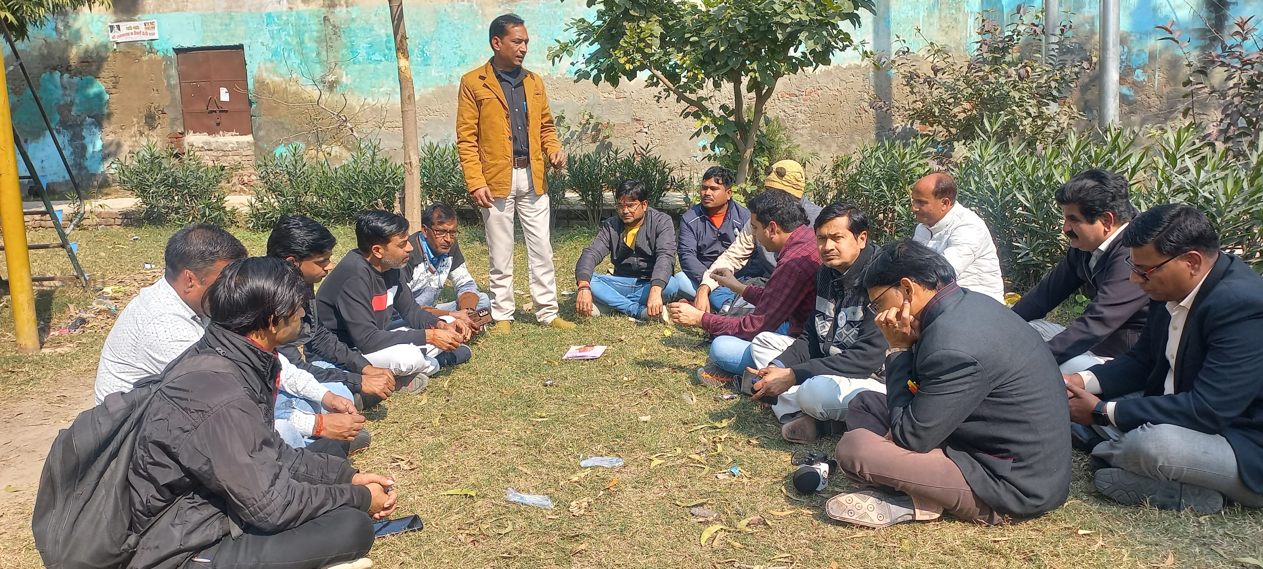एटा के शहीद पार्क में पत्रकारों की सम्पन्न हुई बैठक, ज्ञापन की बनाई रणनीति