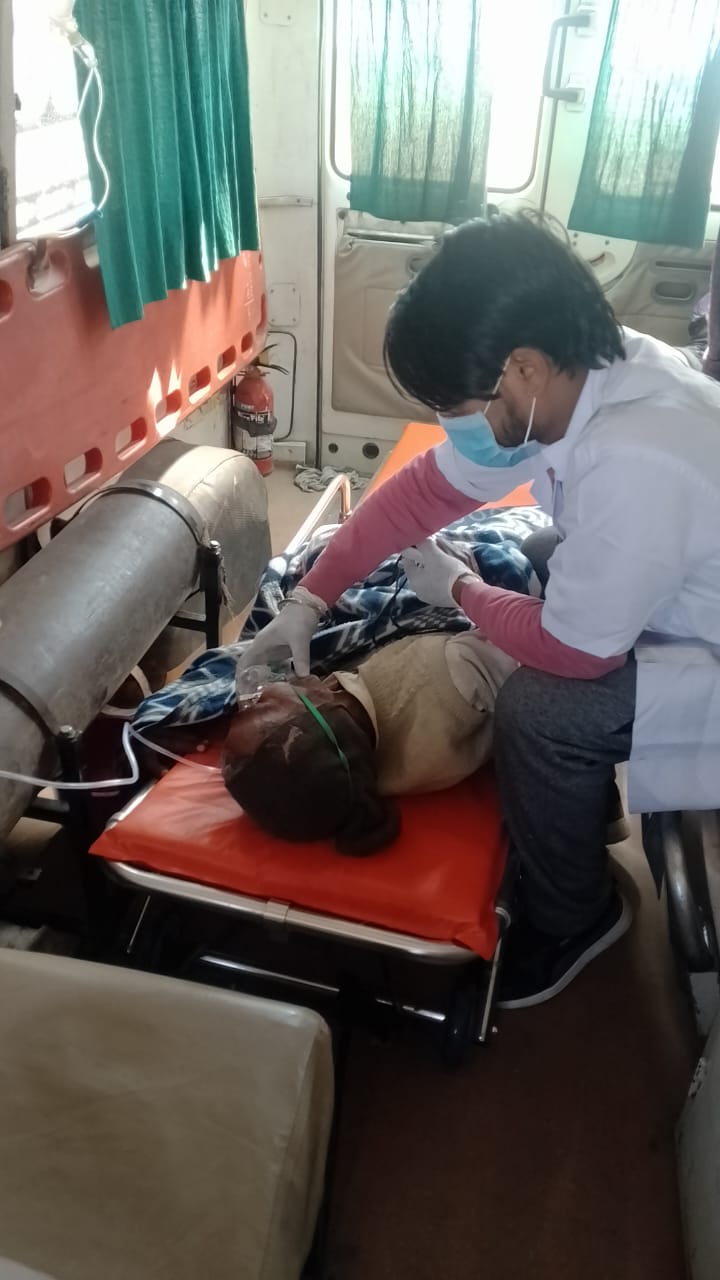 औरैया: सांस लेने में हो रही मरीज को दिक्कत 108 एम्बुलेंस कर्मियों द्वारा बचाई गई जान