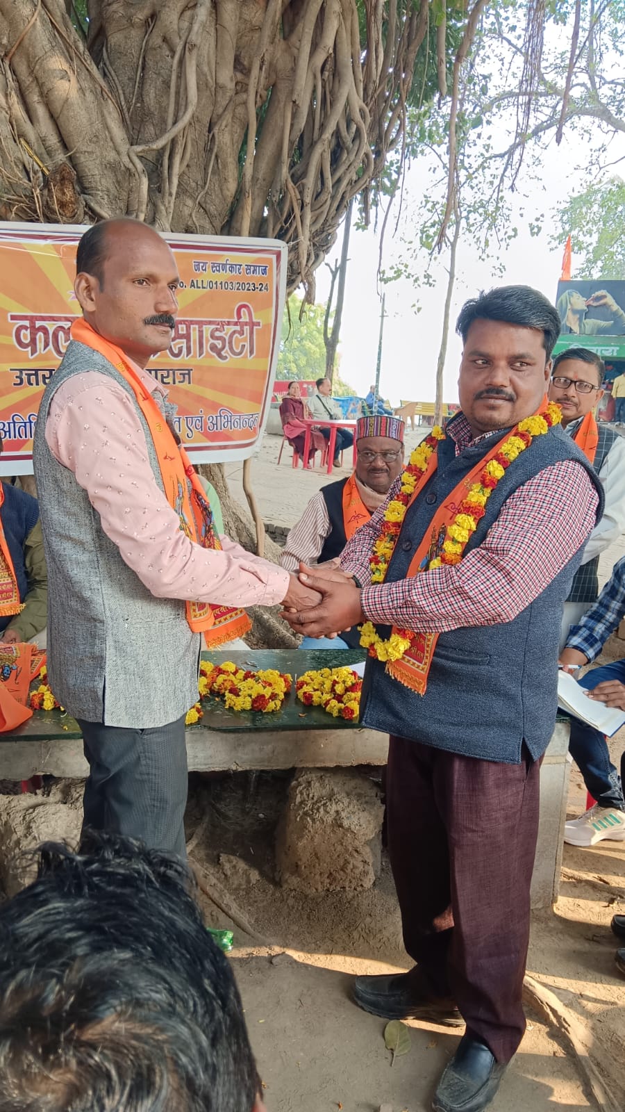 प्रयागराज : मन कामेष्वर मंदिर प्रयागराज में स्वर्ण कला सोसायटी की बैठक संपन्न