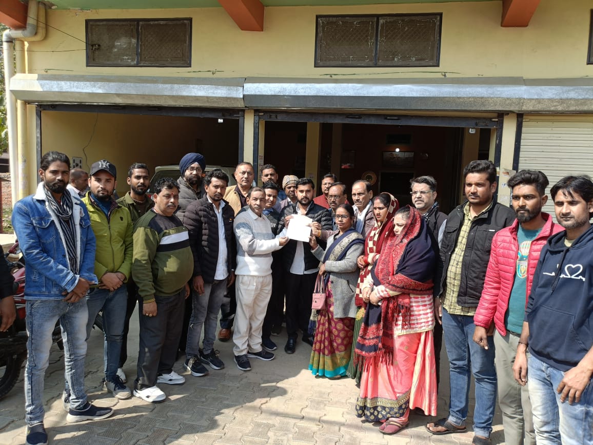 फर्रुखाबाद:नगर उद्योग व्यापार मंडल मिश्रा गुट ने जीएसटी के गलत नोटिस के विरोध में दिया ज्ञापन