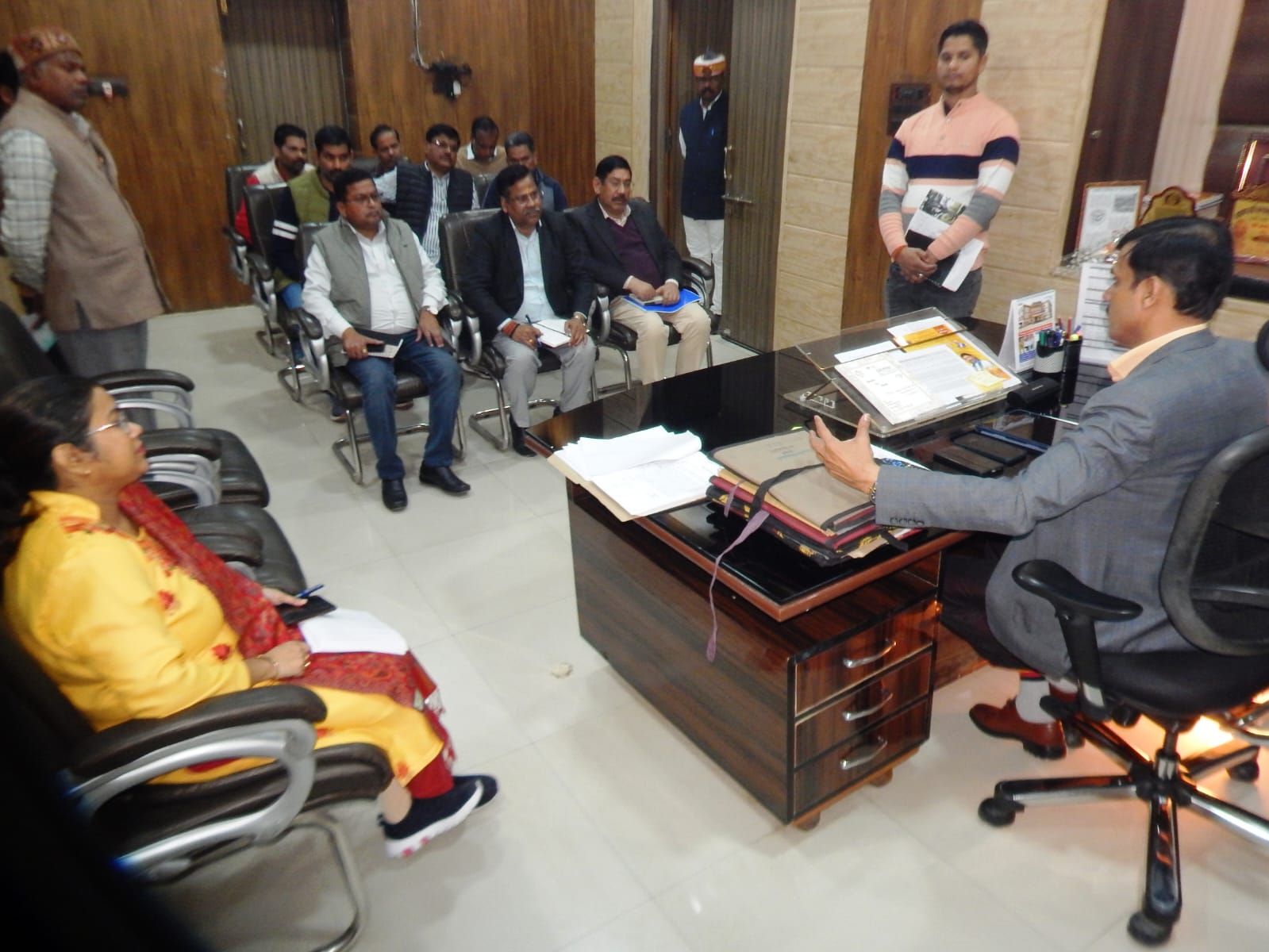 हरदोई : लोकसभा चुनाव के दृष्टिगत शेडों का निर्माण कार्य जल्द पूर्ण करायें:-जिलाधिकारी