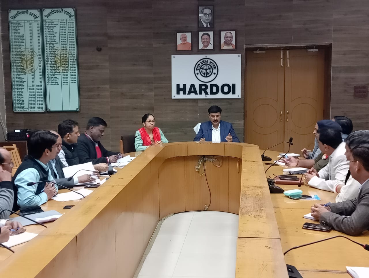 हरदोई : जिलाधिकारी की अध्यक्षता में हुई ऋण आधारित योजनाओं की समीक्षा बैठक
