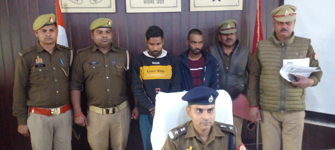 फर्रुखाबाद:थाना कमालगंज पुलिस ने फर्जी आधार कार्ड व बनाने के उपकरण सहित गिरफ्तार किया गया।