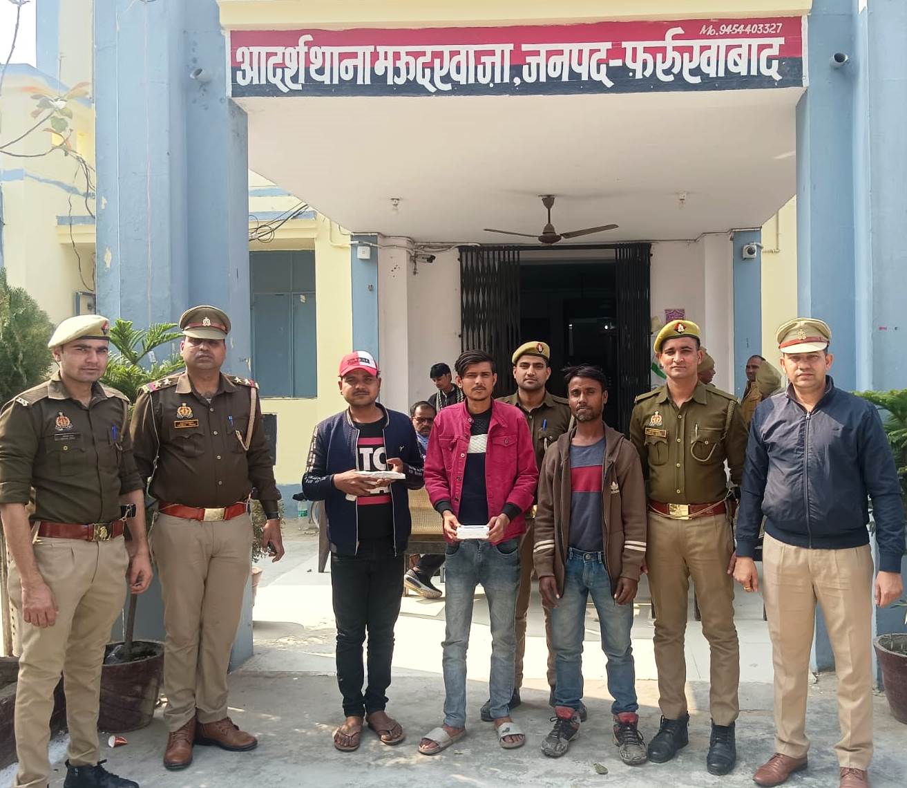 फर्रुखाबाद:थाना मऊदरवाजा पुलिस ने तीन शातिर चोरों को चोरी के माल व अवैध शस्त्र सहित किया गिरफ्तार