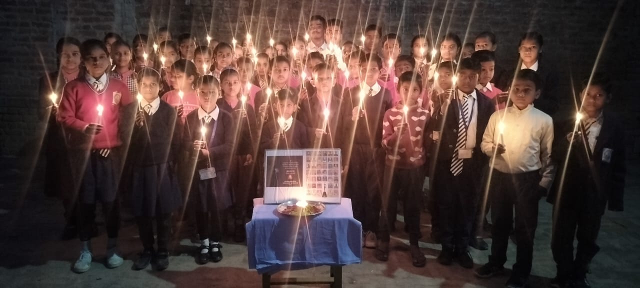 हरदोई:पुलवामा के बलिदानी, सिपाहियों को बच्चों ने दी श्रद्धांजलि