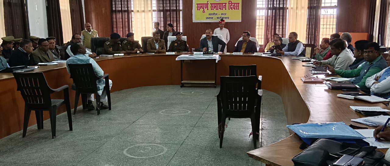फर्रुखाबाद: जिलाधिकारी सख्त कानूनगो को निलंबित करने के दिये आदेश