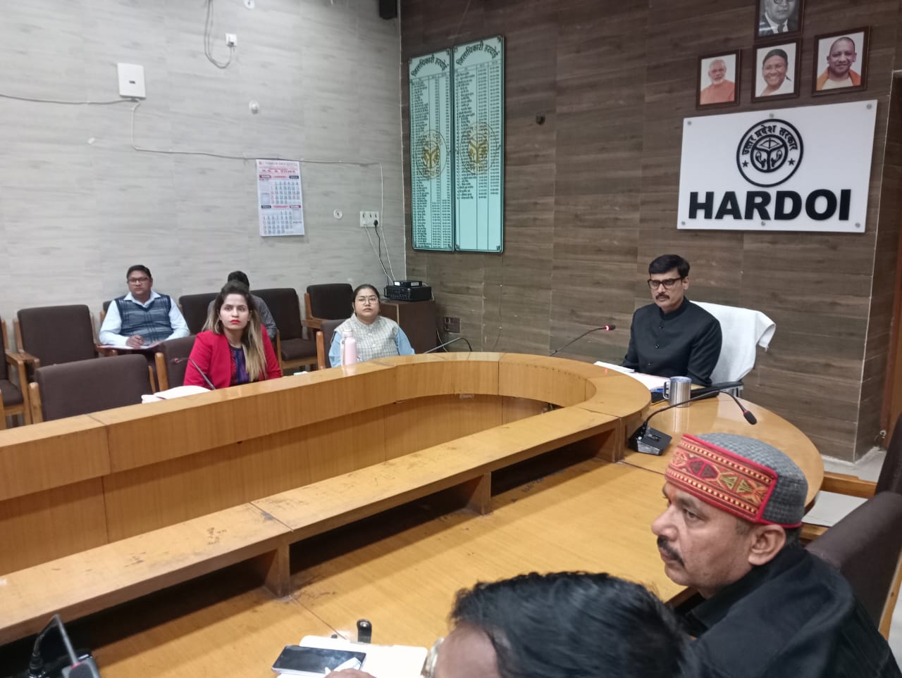 हरदोई : जिलाधिकारी की अध्यक्षता मे हुई चौरासी कोसी परिक्रमा के सम्बन्ध मे बैठक