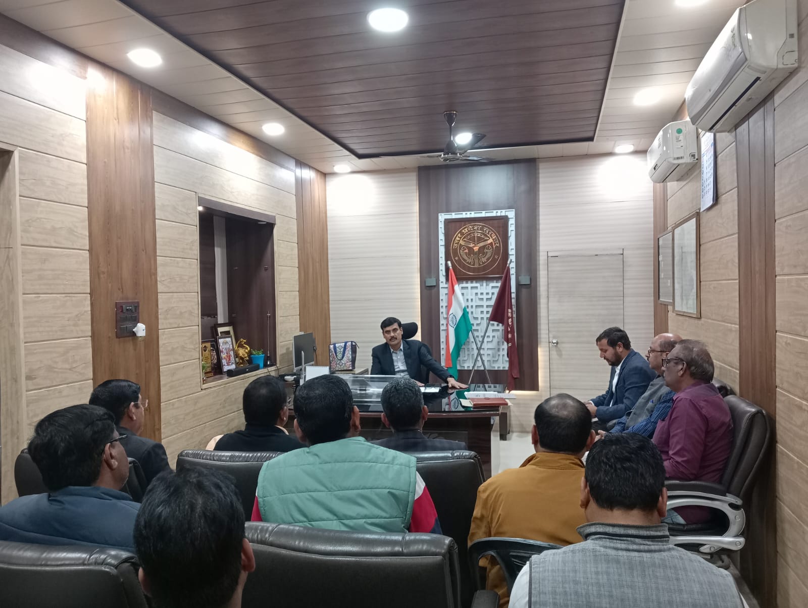 हरदोई:लोक सभा सामान्य निर्वाचन 2024 के सम्बन्ध मे जिलाधिकारी ने की बैठक