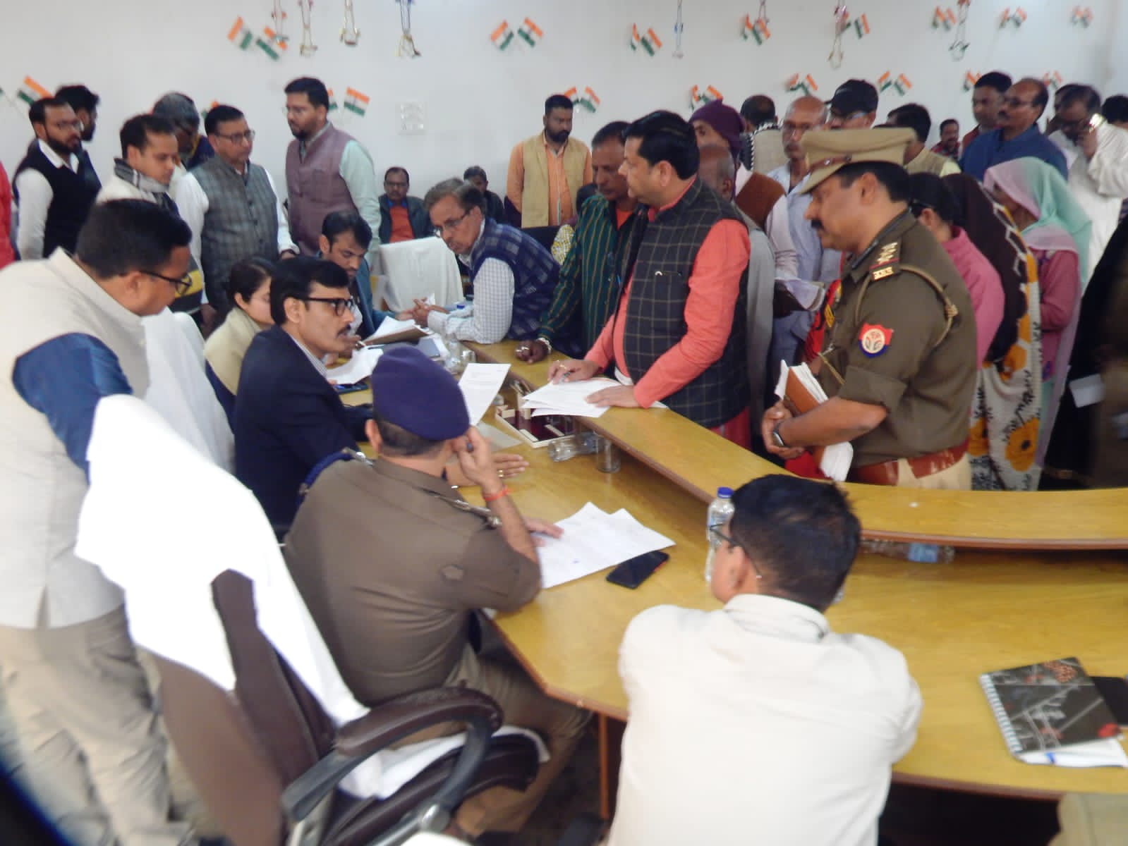 हरदोई:प्राप्त शिकायतों का निस्तारण गुणवत्ता परक, मानक के अनुरूप एवं निर्धारित समय में कराना सुनिश्चित करें:- जिलाधिकारी।