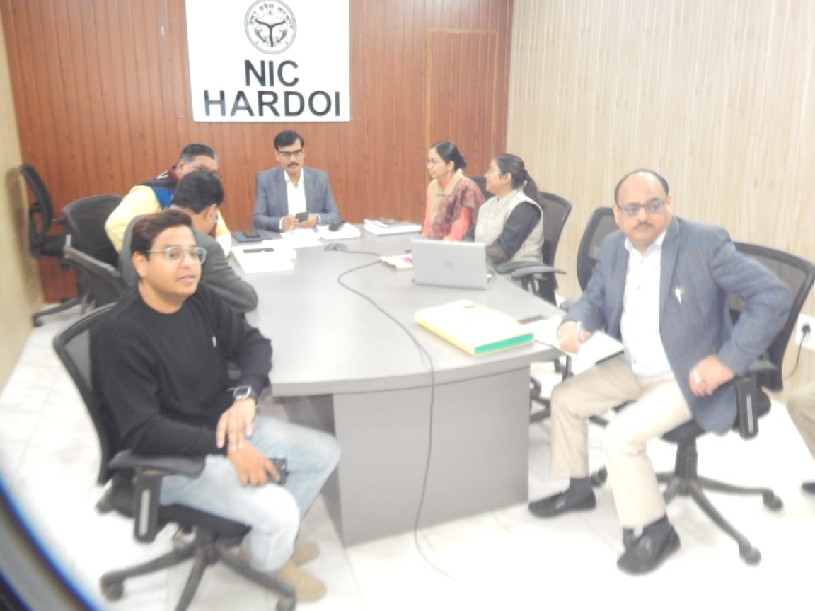 हरदोई : डीएम ने प्रथम रेन्डमाइजेशन से ईवीएम के विधानसभा वार आवंटन की प्रक्रिया देखी