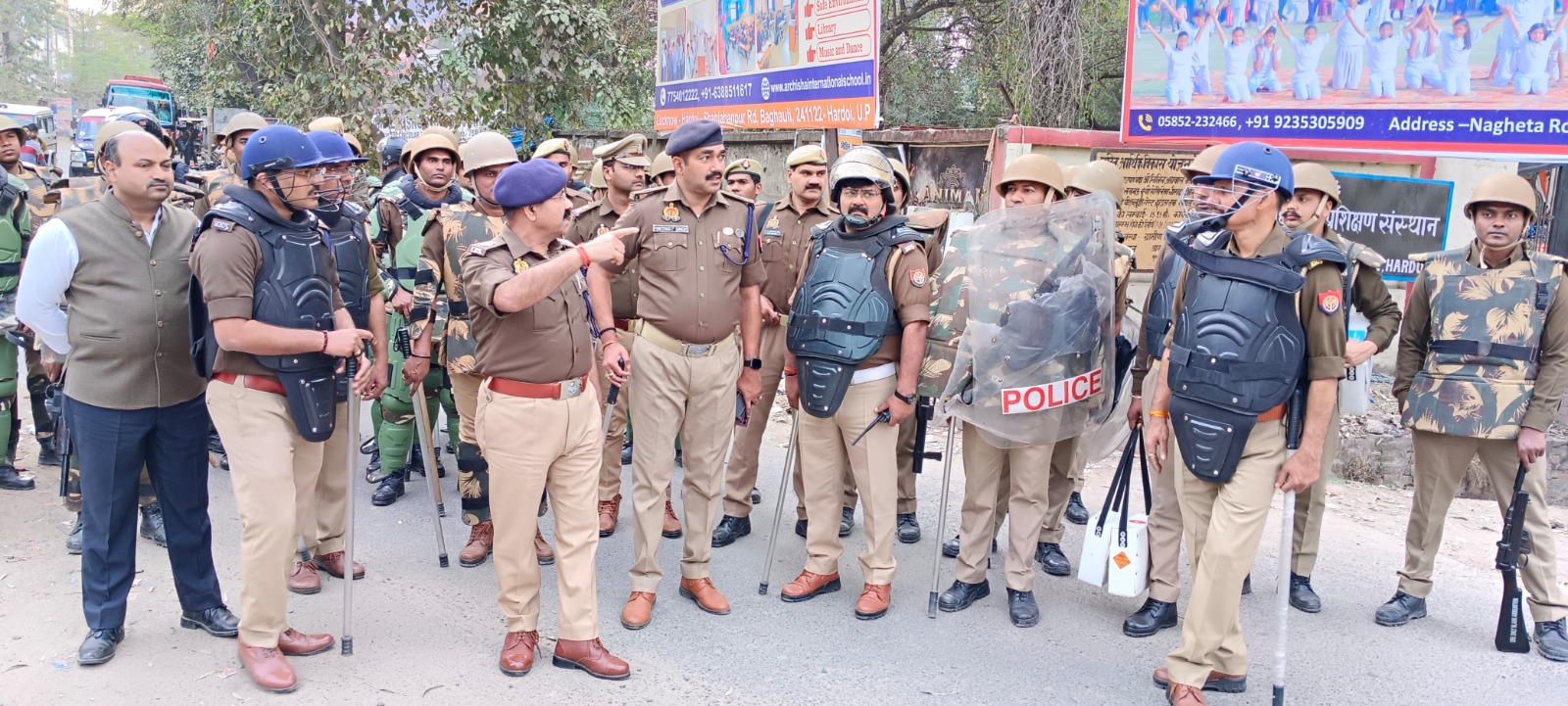 हरदोई: आगामी त्योहारों व लोकसभा चुनाव के दौरान जनपद में कानून एवम् व्यवस्था की प्रभावी तैयारियों के तहत पुलिस अधीक्षक ने भारी पुलिस बल के साथ किया फ्लेगमार्च