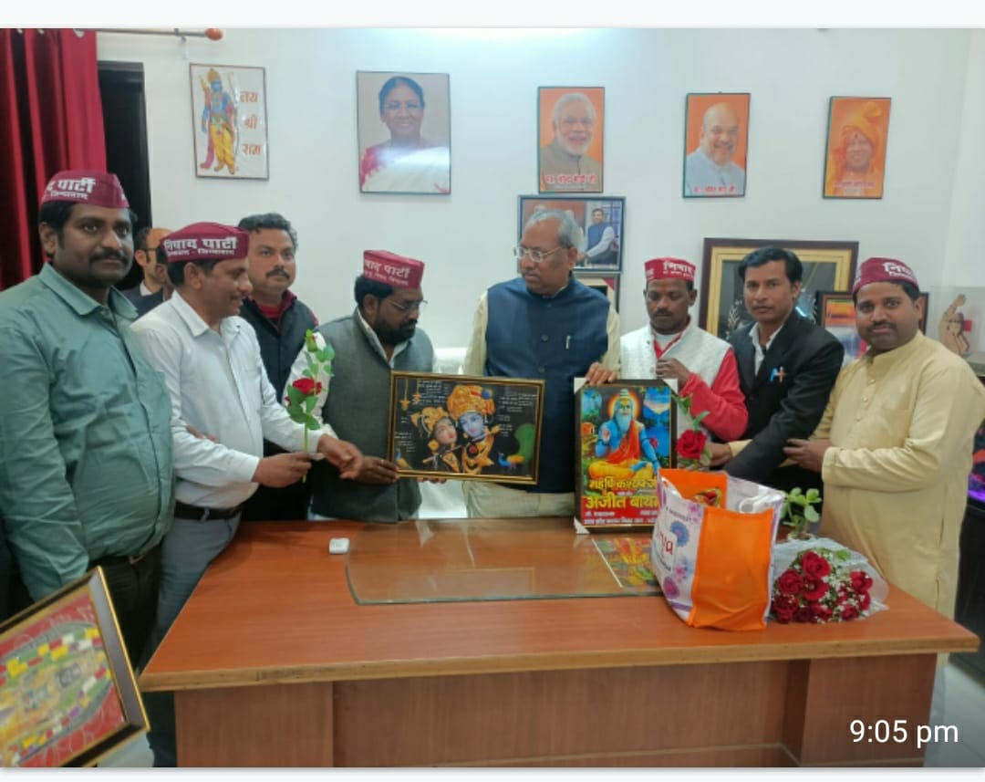 फर्रुखाबाद:निषाद पार्टी के जिलाध्यक्ष कैबिनेट मंत्री डॉ संजय निषाद से लखनऊ जाकर शिष्टाचार भेंट कर जिले के मत्स्य विभाग के कार्यों से कराया अवगत