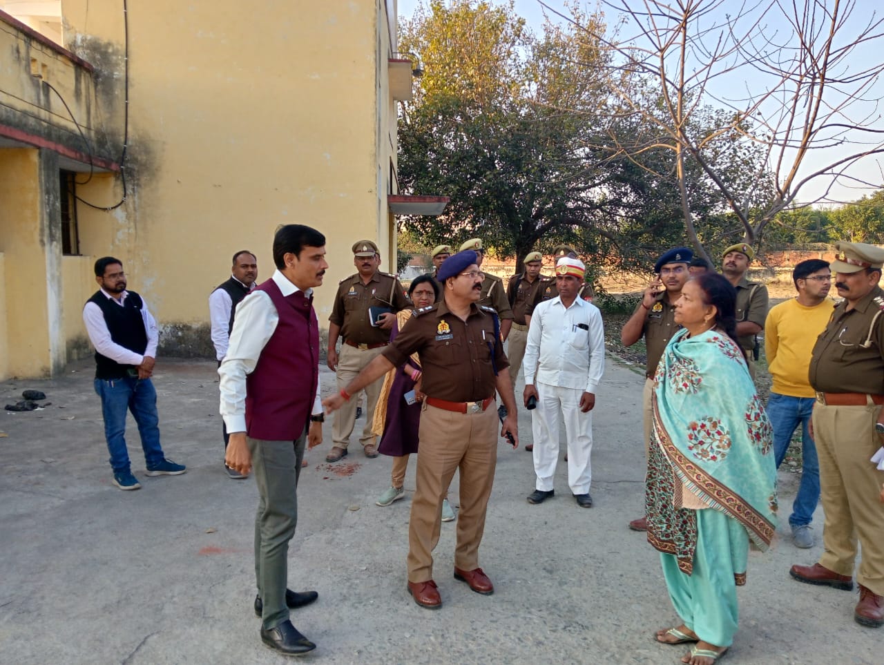 हरदोई : आगामी लोक सभा निर्वाचन 2024 के दृष्टिगत जिलाधिकारी ने विभिन्न मतदान केन्द्रों का किया निरीक्षणमतदान केन्द्रों पर सभी व्यवस्थाएं ससमय दुरूस्त करा ली जायेः-जिलाधिकारी