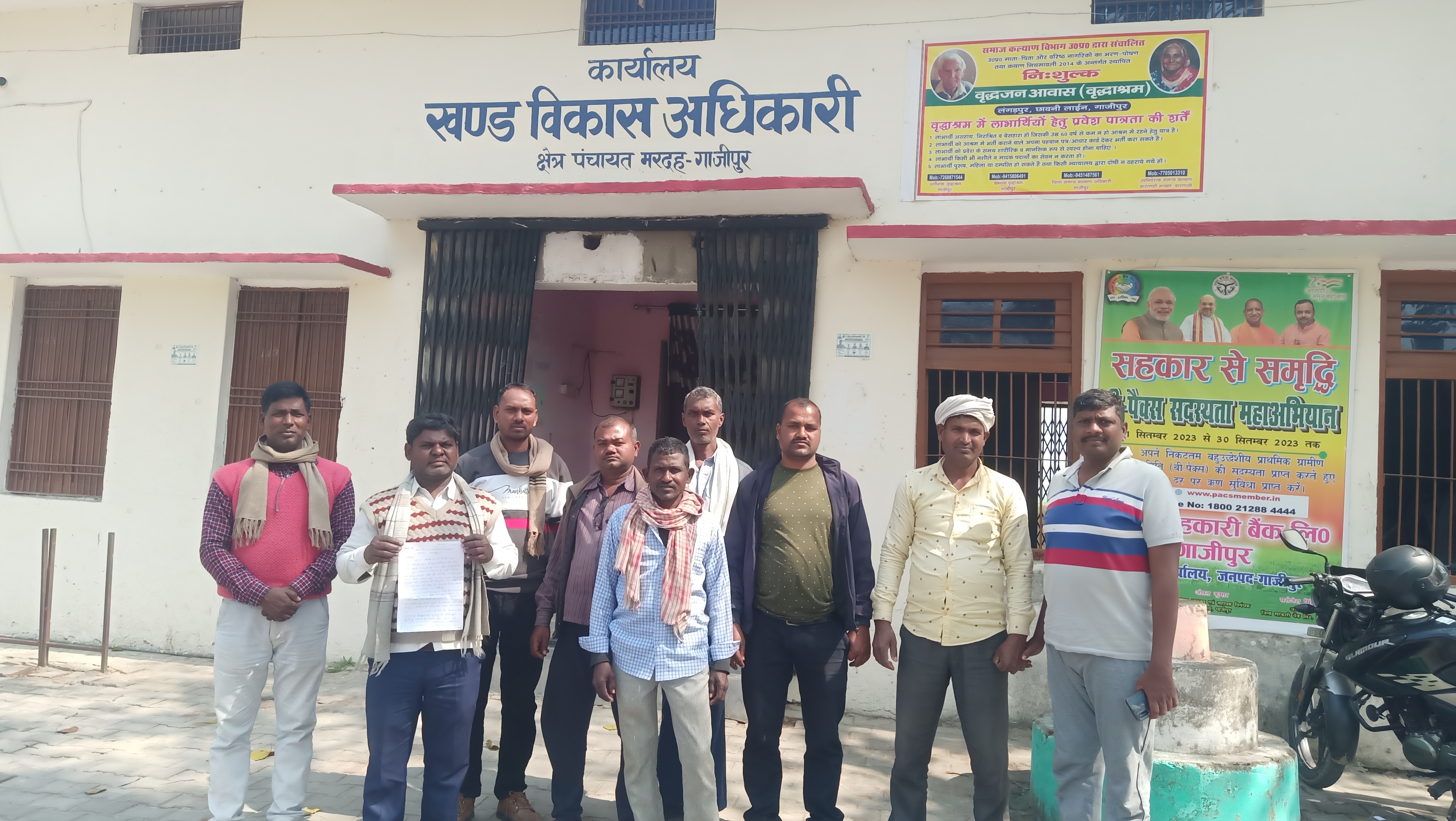 ग़ाज़ीपुर : गोविन्दपुर किरत मठिया में ग्राम प्रधान व सचिव पर ग्रामीणों ने लगाया भ्रष्टाचार का आरोप