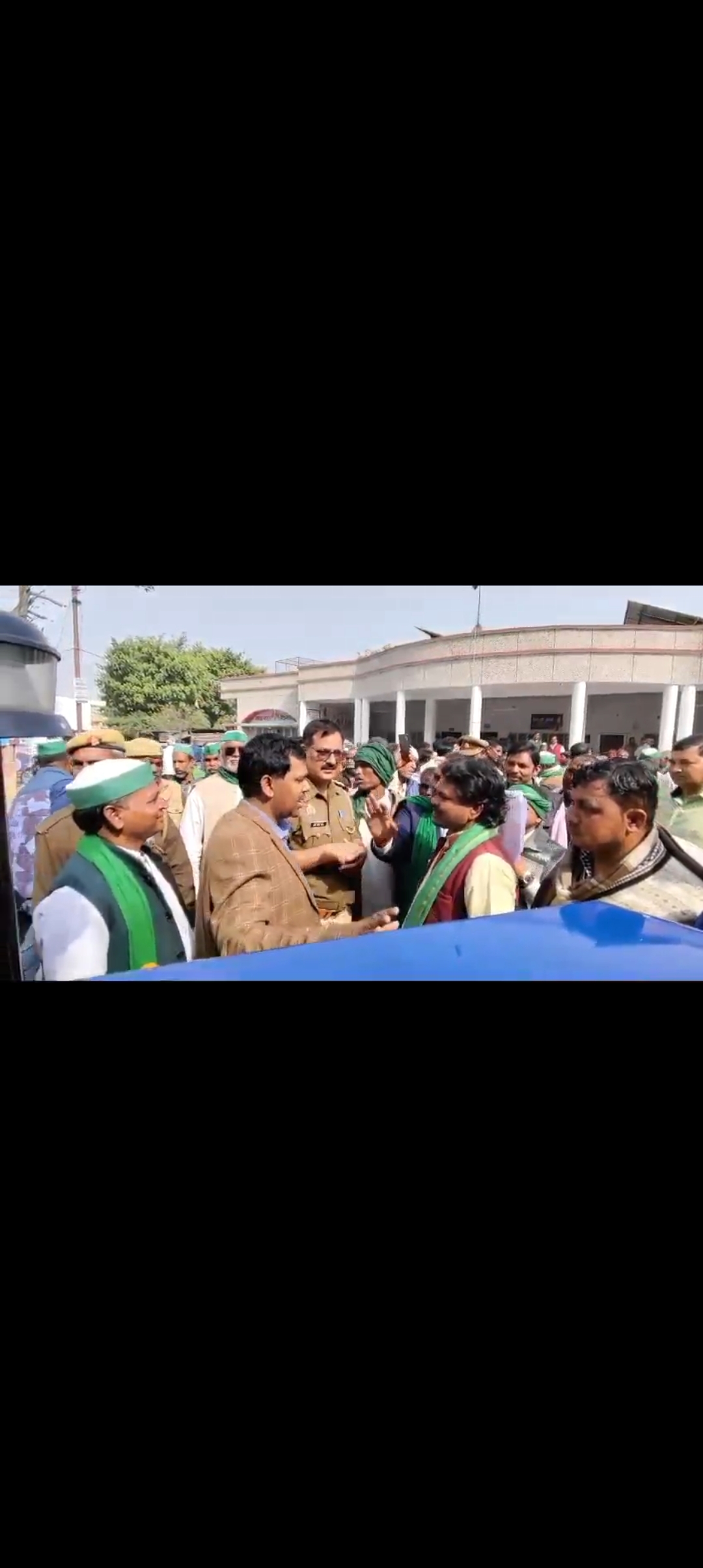 फर्रुखाबाद : भारतीय किसान यूनियन(टिकैत) नेताओं ने अपनी 20 सूत्री मांगों को लेकर जिलाधिकारी कार्यालय घेरा