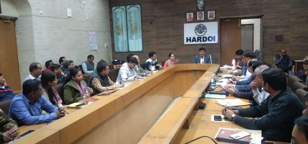 हरदोई : शिकायतों के निस्तारण के साथ रैकिंग में सुधार के विशेष प्रयास:-मंगला प्रसाद सिंह। लगातार खराब श्रेणी मे रहने वाले विभागों की जवाबदेही तय की जायेगी:-जिलाधिकारी