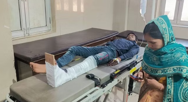 मैनपुरी में स्कूल का छज्जा गिरा, मलबे में दबकर टूट गई छात्र के पैर की हड्डी ।