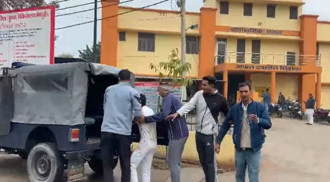 मैनपुरी में सिपाही और फॉलोवर ने पहले बैठकर पी शराब फिर एक-दूसरे पर बरसाने लगे लात-घूंसे