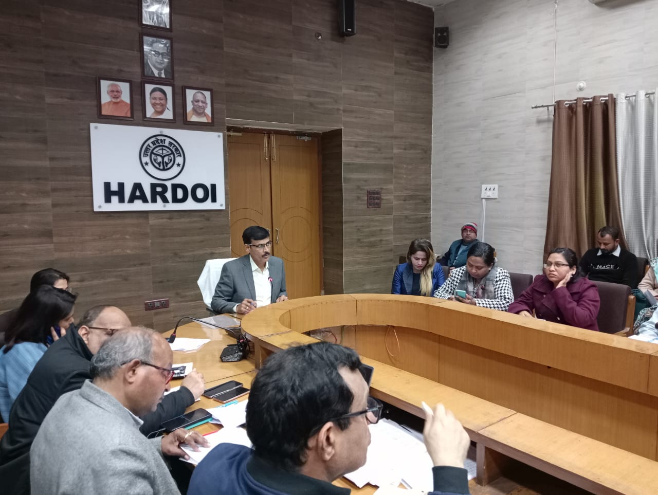 हरदोई : जिलाधिकारी ने सेक्टर मजिस्ट्रेटों से किया संवाद सेक्टर अधिकारी अपने दायित्वों का गंभीरता के साथ निर्वहन सुनिश्चित करेंः-जिलाधिकारी