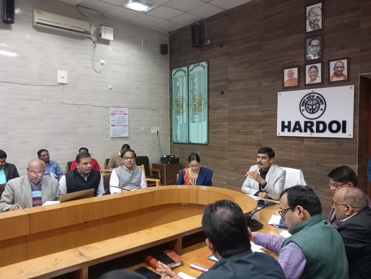हरदोई : जिलाधिकारी की अध्यक्षता में हुई सीएम डैशबोर्ड की समीक्षा बैठक