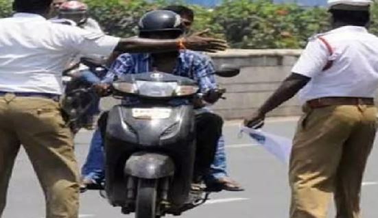 यहां बिना हेलमेट फर्राटा भरते बाइक सवार को रोकना पुलिस को पड़ा भारी, चालान काटने से पहले ही…
