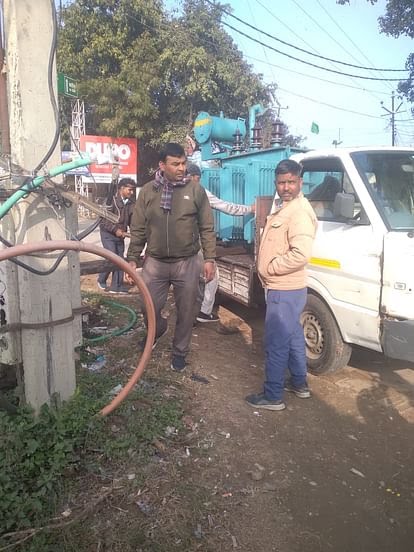 पीलीभीत में ट्रांसफार्मर में फॉल्ट से दो घंटे गुल रही 200 घरों की बिजली
