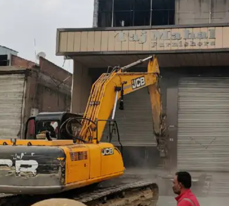 एक बार फिर अकबर नगर में बुलडोजर चलाने की तैयारी शुरू हो गई है
