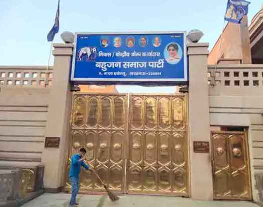 बरेली :आंवला तहसील क्षेत्र के बारी खेड़ा में ब्लाक अधिकारियों के न पहुंचने पर राशन की दुकान की बैठक रद्द।
