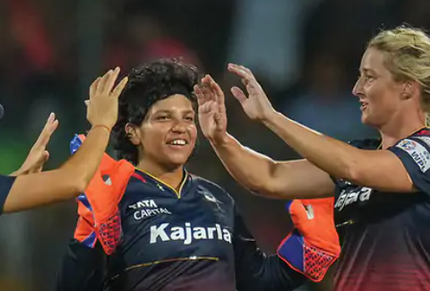 RCB ने टॉस जीतकर बेंगलुरु के एम चिन्नास्वामी स्टेडियम में गेंदबाजी चुनी