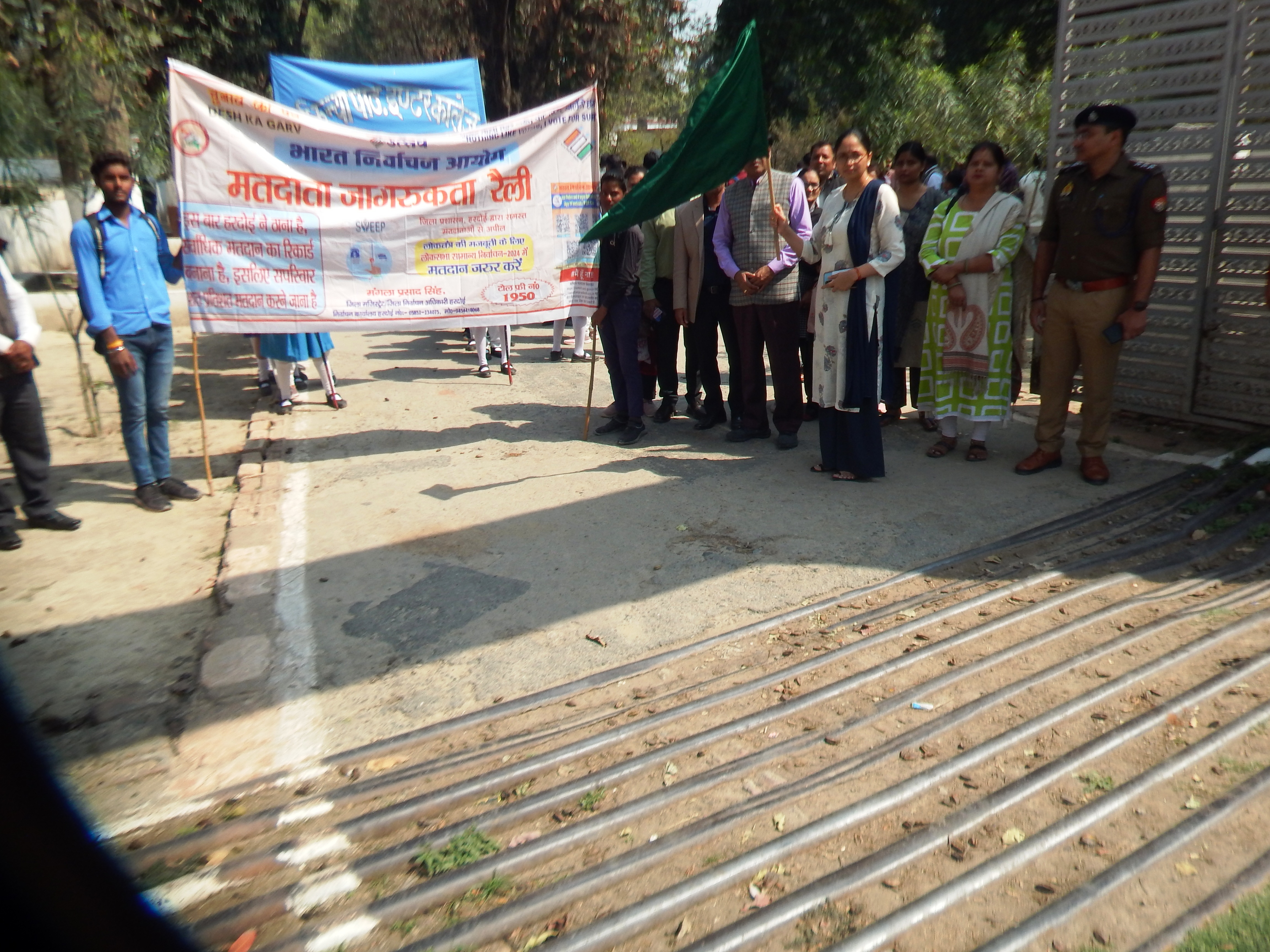 हरदोई : स्वच्छ व मजबूत लोकतंत्र के लिए प्रत्येक मतदाता को मतदान करना चाहिएः-सौम्या गुरूरानी स्वास्थ्य के प्रति सजग रहकर मौसमी फल एवं सब्जी खायें:- मुख्य विकास अधिकारी।