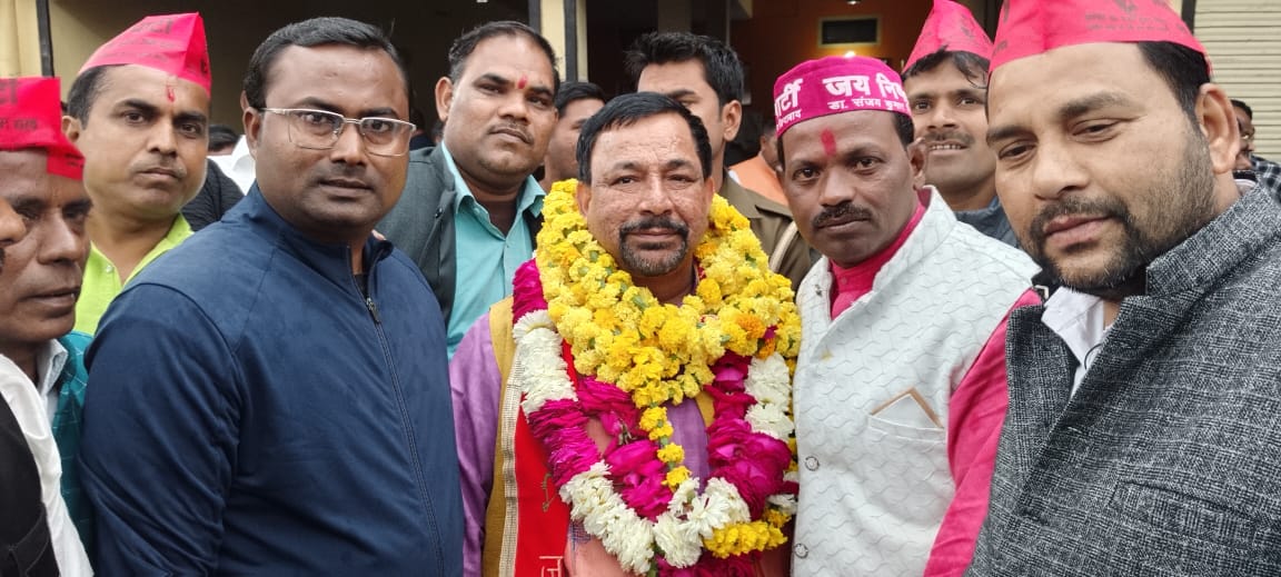 फर्रुखाबाद:मुकेश राजपूत को तीसरी बार भाजपा प्रत्याशी घोषित होने पर निषाद पार्टी के जिलाध्यक्ष सहित पदाधिकारियो ने किया भव्य स्वागत