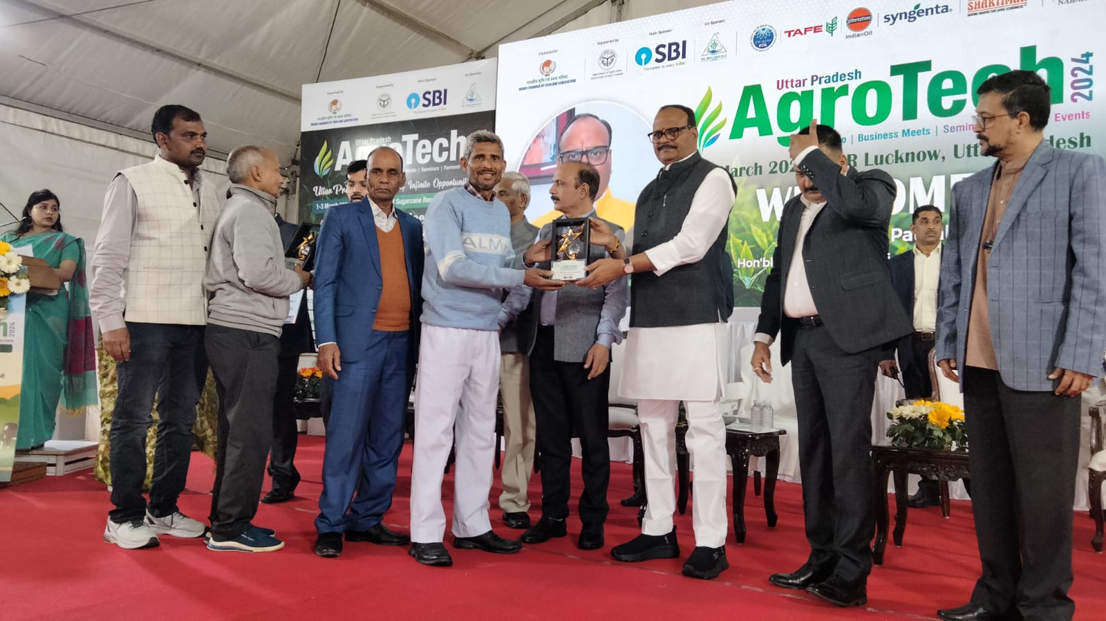 हरदोई : उपमुख्यमंत्री ने जनपद के किसान धर्मेन्द्र को किया सम्मानित। धर्मेन्द्र जैसे प्रगतिशील किसान जनपद में खेती को दे रहे नई दिशा: जिलाधिकारी।