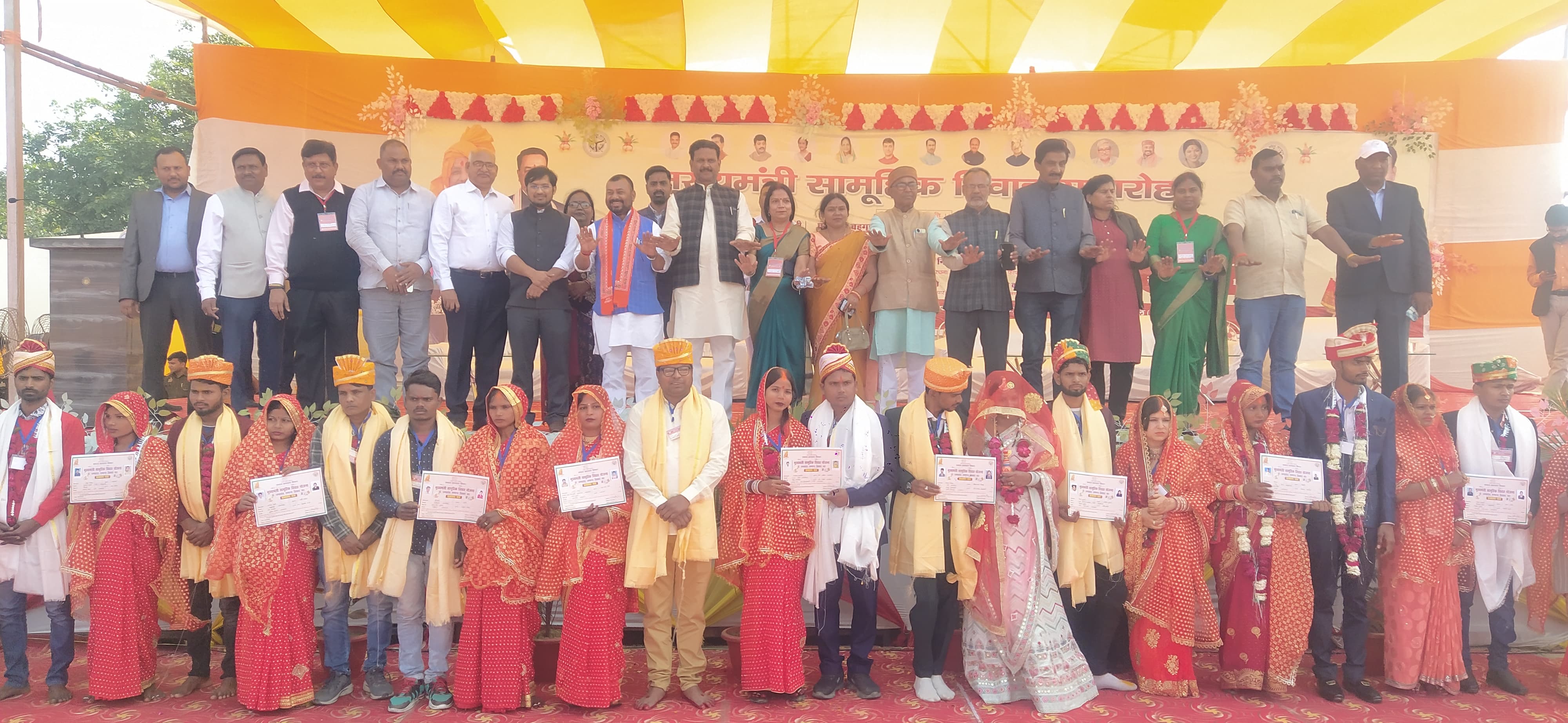 प्रयागराज- बजी सहनाइयाँ मुख्यमंत्री सामूहिक विवाह योजना के अन्तर्गत नगर निगम के द्वारा 157 व्यस्क जोड़ों का सामूहिक विवाह कार्यक्रम सम्पन्न हुआ