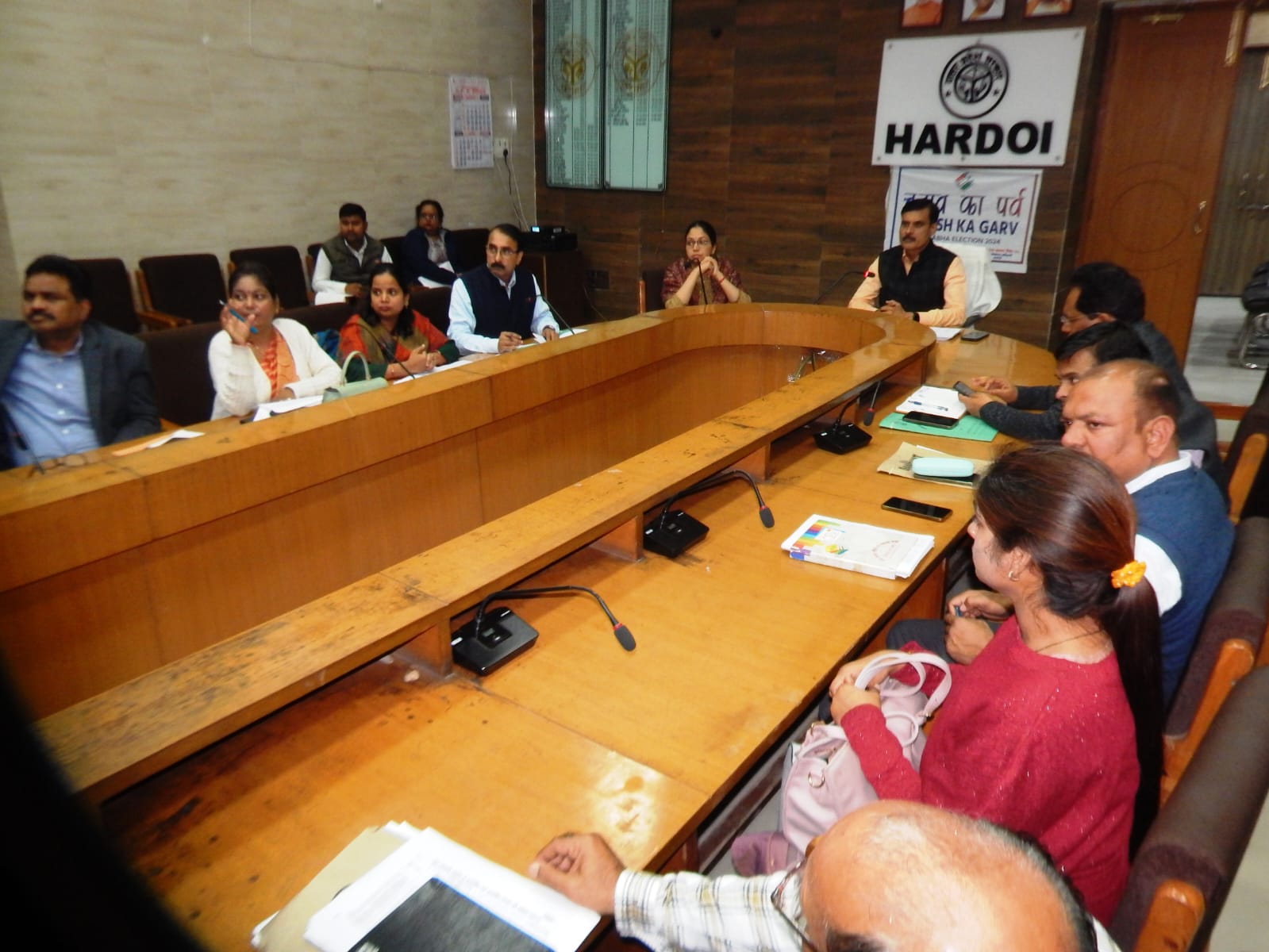 हरदोई : पोषण ट्रैकर ऐप पर लाभार्थियों की आधार सीडिंग का कार्य जल्द पूरा करायेः-जिलाधिकारी