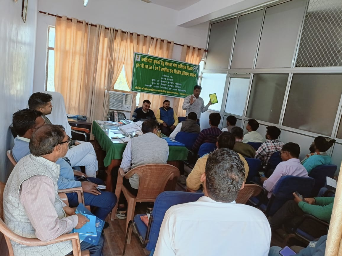 प्रयागराज-भारत सरकार की टीम द्वारा प्रगतिशील कृषकों को नेशनल पेस्ट सर्विलांस सिस्टम (एन पी एस एस) के बारे में दिया गया प्रशिक्षण