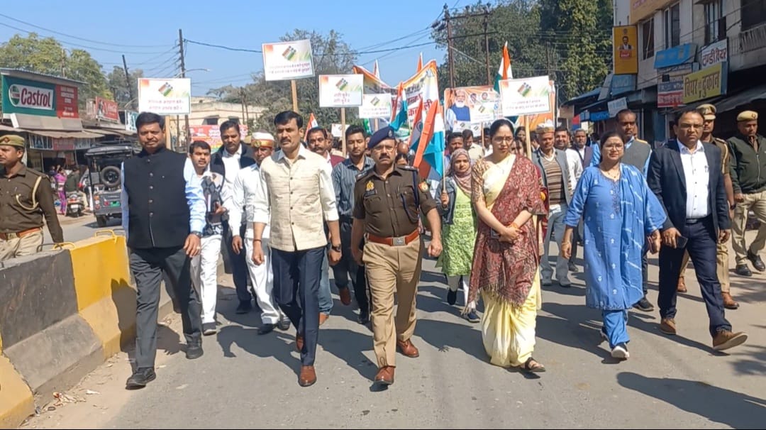 हरदोई : कलेक्ट्रेट परिसर से निकाली गयी मतदाता जागरूकता रैली