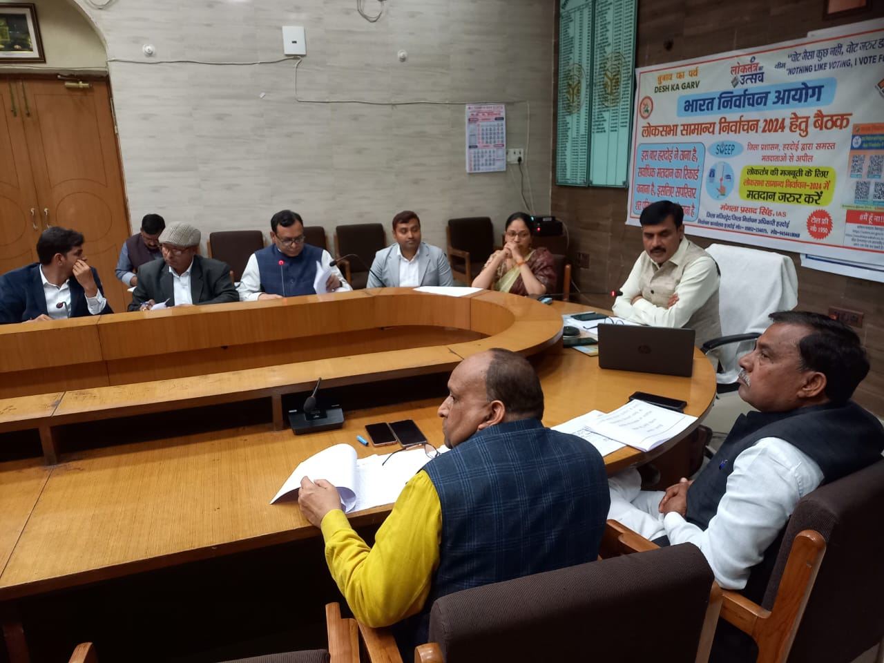 हरदोई :पुराने अधूरे आवासों का निर्माण जल्द कराया जाये: जिलाधिकारी।