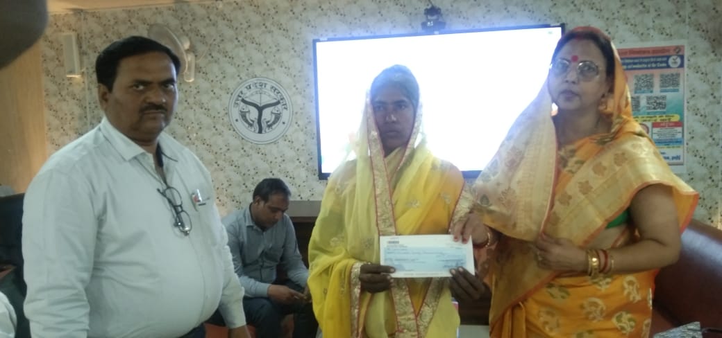 हरदोई: लाभार्थियों को ऋण स्वीकृति पत्र किये गये वितरित