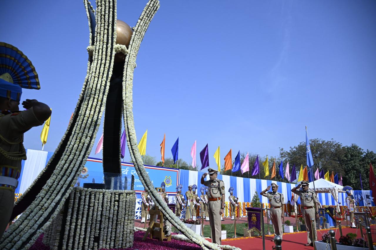 प्रयागराज-सीआरपीएफ के फाफामऊ स्थित समूह केंद्र में डीजी परेड का आयोजन